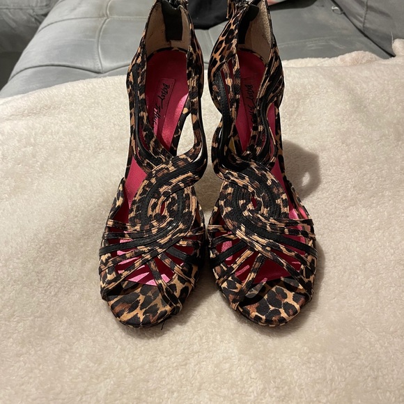 Betsy Johnson Leopard heels Sz 7 - Picture 2 of 7